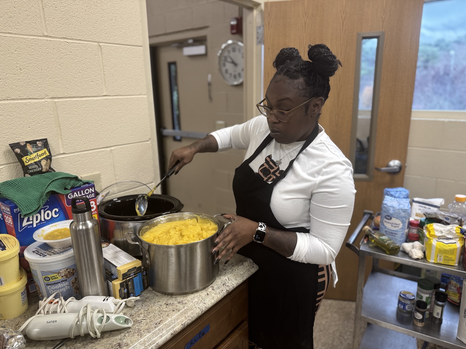 Volunteer preparing bread for Thanksgiving dinner