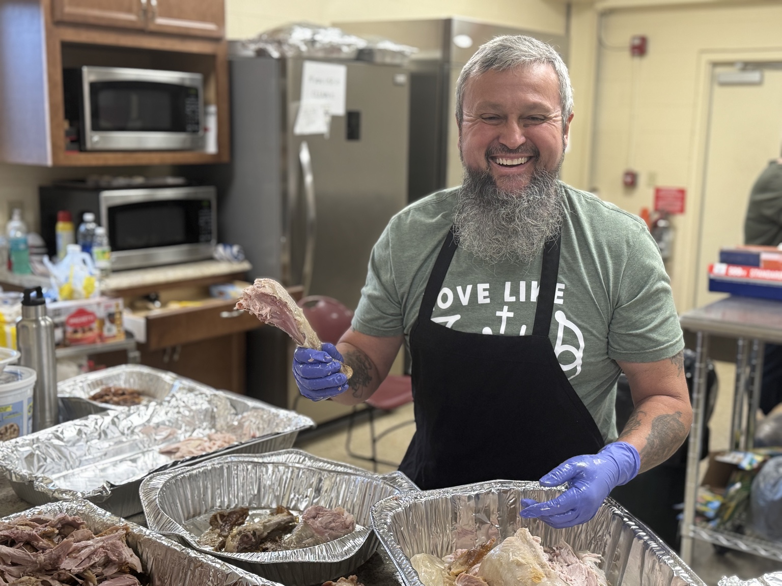 Volunteer preparing food for Community Thanksgiving