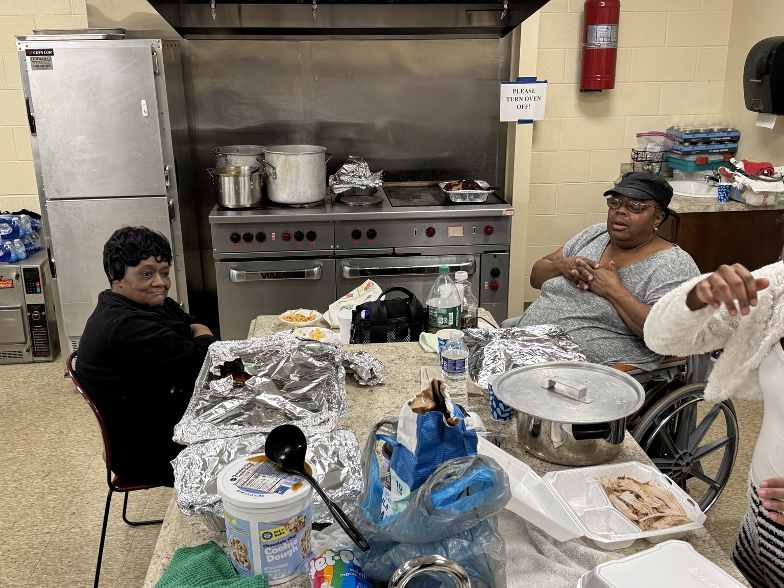 Volunteers working in the kitchen before the dinner